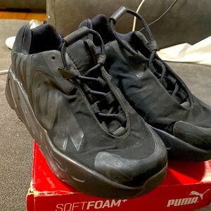 USED YEZZYS 700 Kids size 11 ,